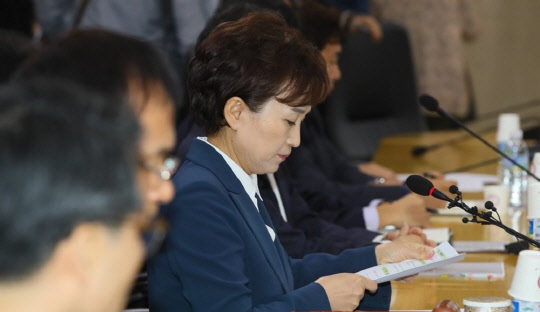 김현미 국토부 장관이 6일 정부세종청사 국토부에서 열린 주거정책심의위원회에서 모두발언을 마친 뒤 굳은 표정을 짓고 있다.<연합뉴스>